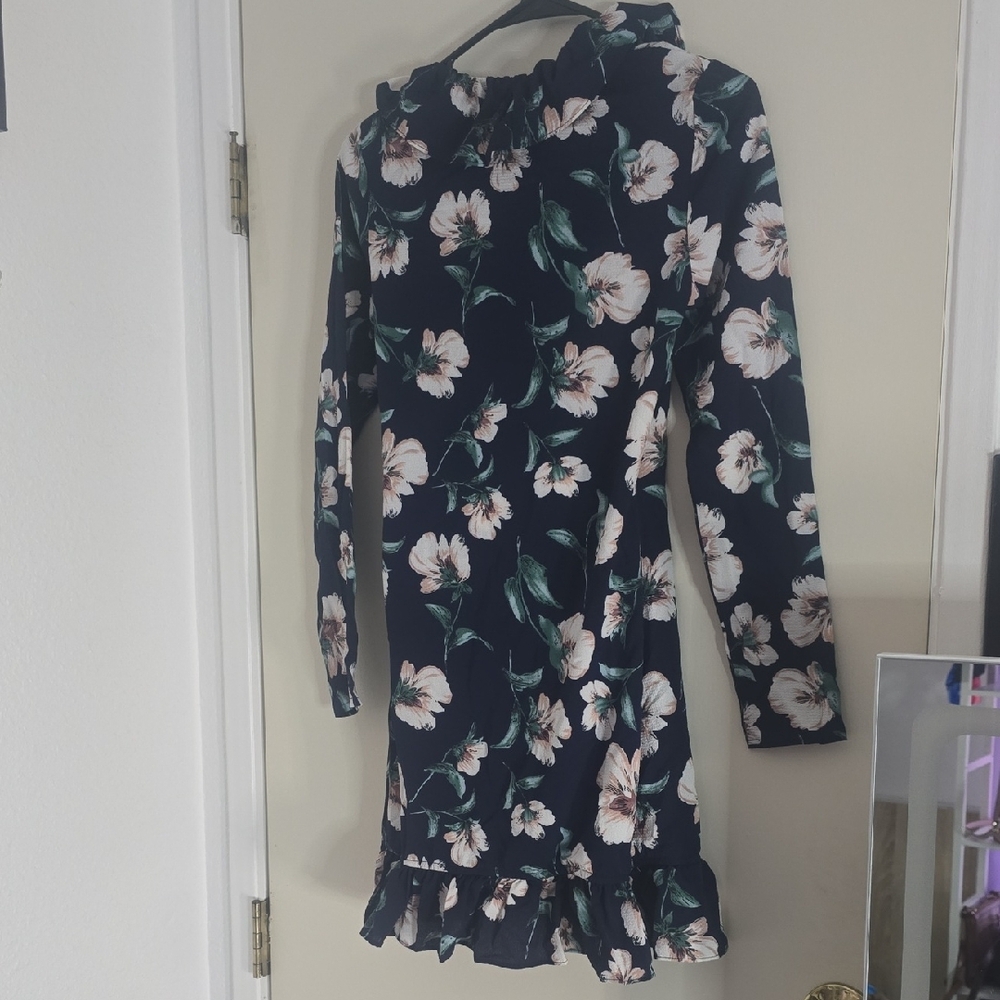 Pretty Little Thing Floral Wrap Dress W/ Ruffle Details (NWT)(0)🤍💙🤍 - Picture 5 of 5
